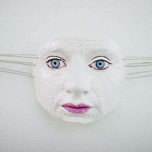 Strrretch / close-up - 2009 - gips, olieverf, spijkers, touw - 75x90x10 cm 