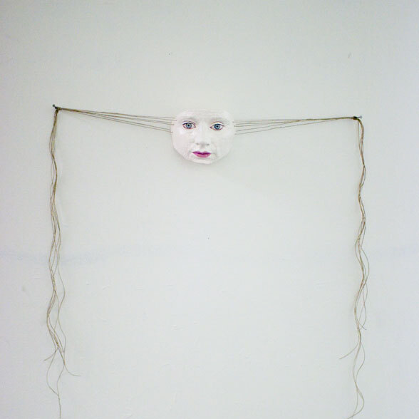 Strrretch - 2009 - gips, olieverf, spijkers, touw - 75x90x10 cm 