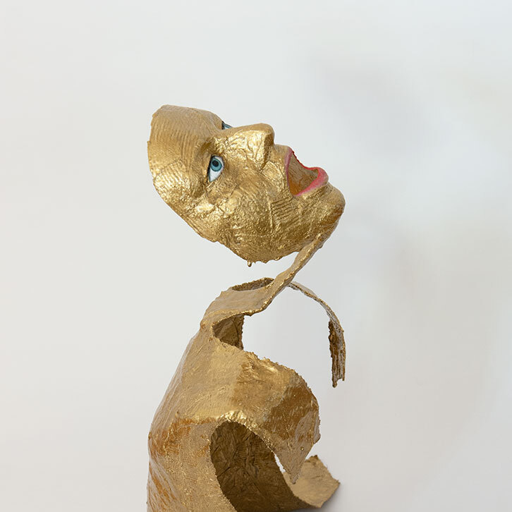 Honger-zijkant - 2019 - 60x50x30 cm - gips, polyester, ijzerdraad, olieverf